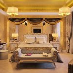 Золотые элементы в стиле ренессанс в спальне